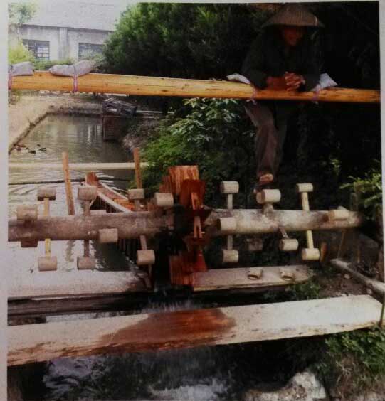 用水车冲洗紫砂矿