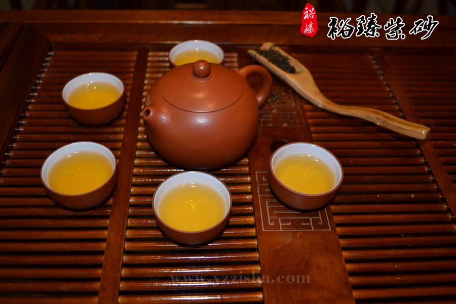 圆形紫砂壶泡茶