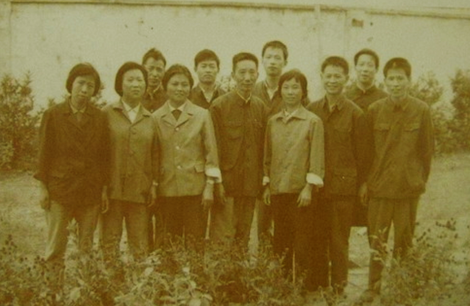 1958年紫砂工人合影