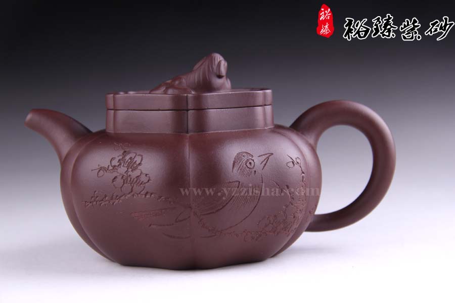 王品荣紫茄泥狮球壶正面