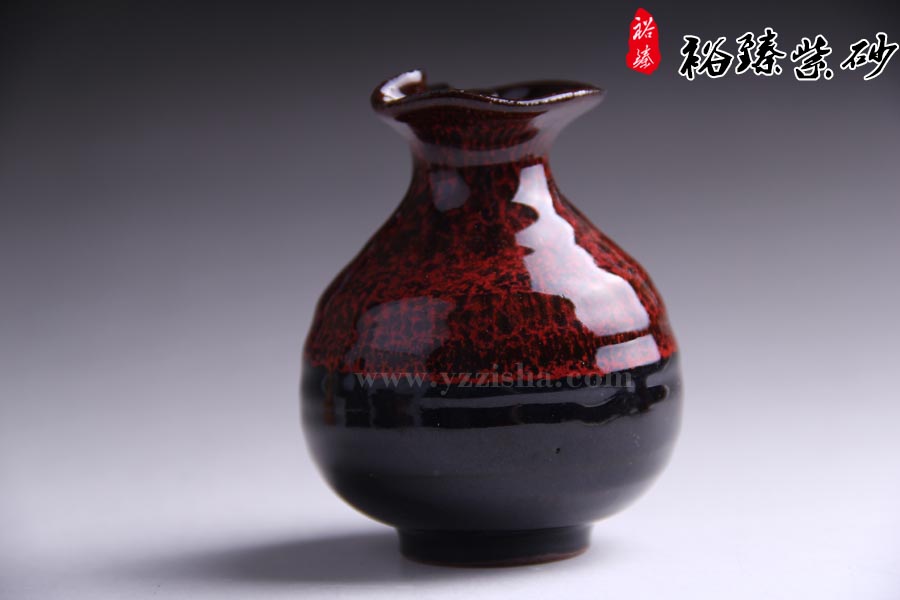 紫砂杂件红釉花瓶图1