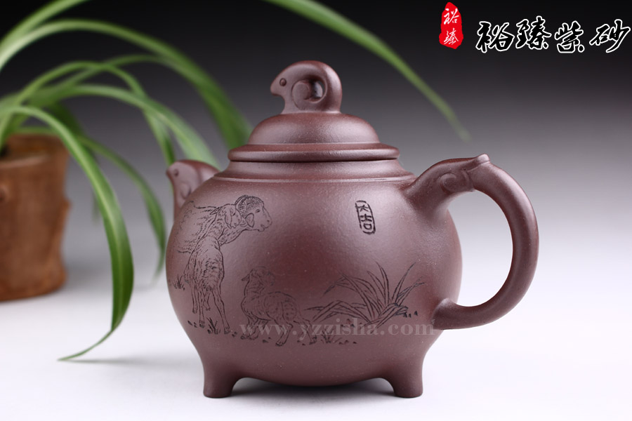 尹怀三羊开泰紫砂壶细部