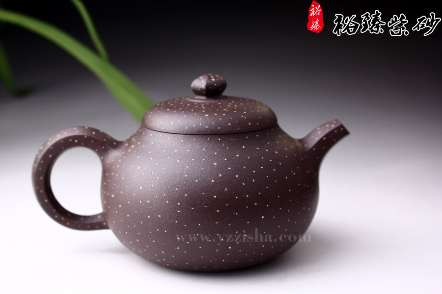 周国芳黑泥铺砂玉韵紫砂壶二